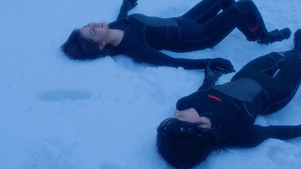 大人になり、冬の海でサーフィンに出た2人(『12月の君へ』)