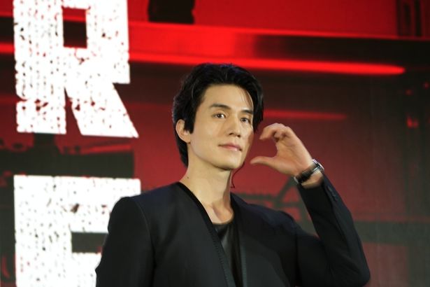 【写真を見る】ほっぺにハートポーズするイ・ドンウク、イベントでファンサービスも見せる