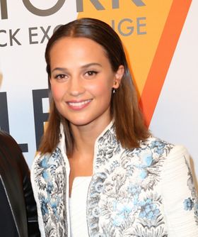 アリシアの美脚が称賛を浴びる！