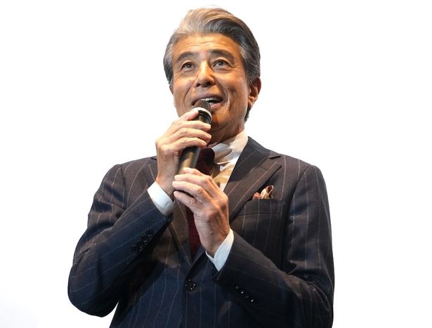 熱気溢れる会場を見渡し笑顔を見せる舘