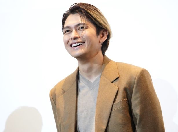 共演者のトークに笑顔