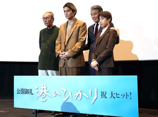 舘は眞栄田と尾上にそっと手を添えていた