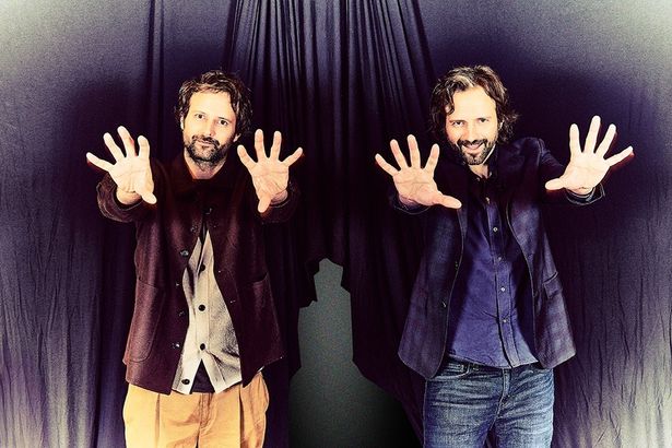 【写真を見る】ミリー・ボビー・ブラウン演じるイレブンのサイキックポーズを真似するマット(右)&ロス・ダファー