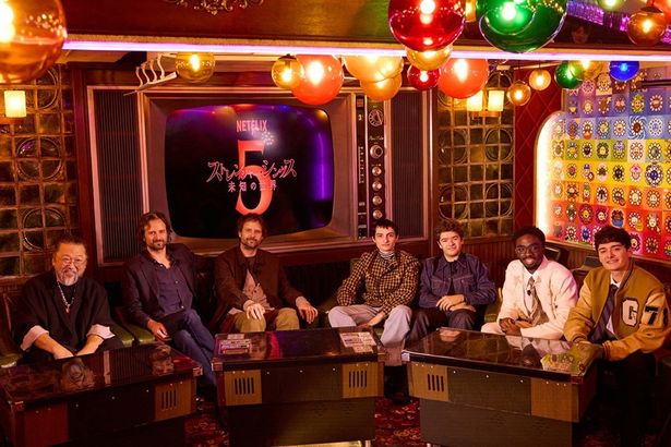 村上隆(左)が手掛けた中野ブロードウェイの「喫茶ジンガロ」を訪れたダファーブラザーズとキャスト