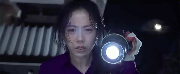 マンスの妻ミンスを演じたソン・イェジン