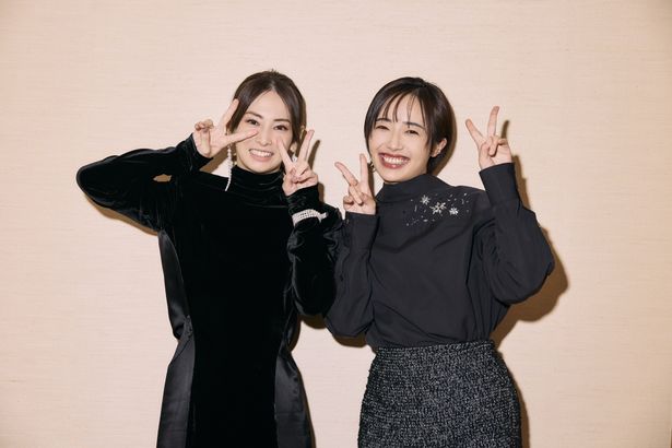 【写真を見る】北川景子と森田望智がダブルピースで笑顔！和気あいあいのツーショットを撮りおろし