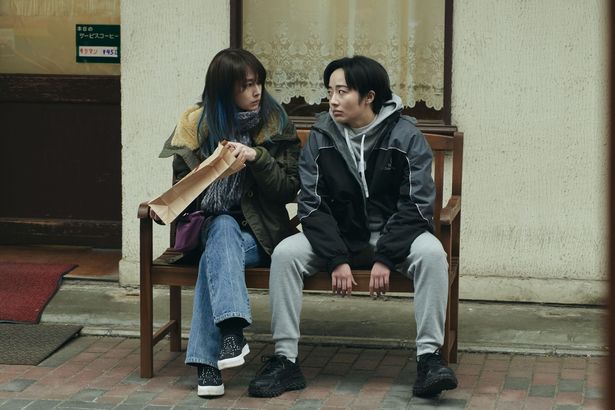 生活に苦しむ母親と孤独を抱える格闘家が出会い、2人の運命は思わぬ方向へ狂いだす