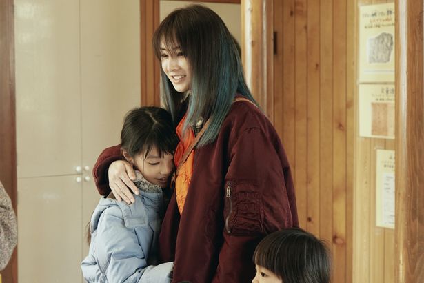 子どものためにドラッグの売人になることを決意する母親、夏希