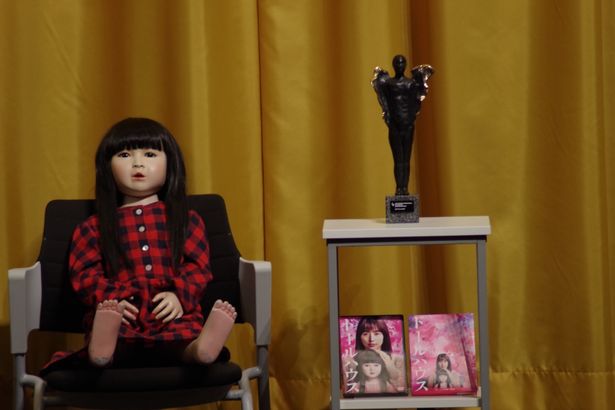 冒頭に登場する子役に似せて制作されたアヤちゃん人形