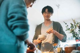 朝の光のなかで2人が穏やかに過ごす“モーニングルーティン”が映し出される