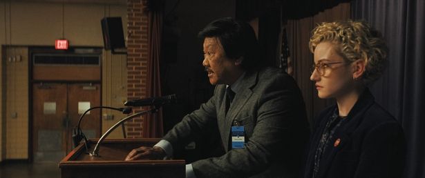 小学校の校長マーカス。事件に巻き込まれとんでもない姿に…