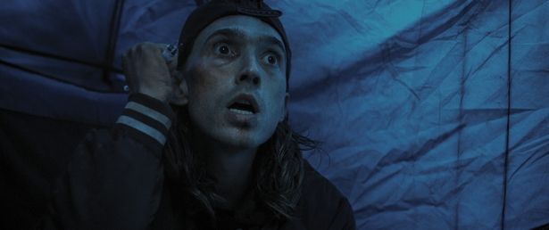 窃盗で小銭を稼ぐ浮浪者ジェームズ