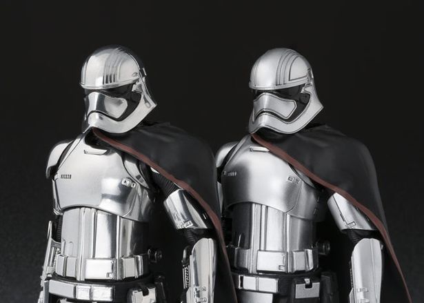 左が『スター・ウォーズ/最後のジェダイ』版、右が『スター・ウォーズ/フォースの覚醒』版のS.H.Figuartsのキャプテン・ファズマ