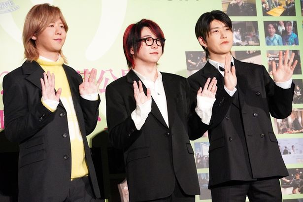 会場に手を振った