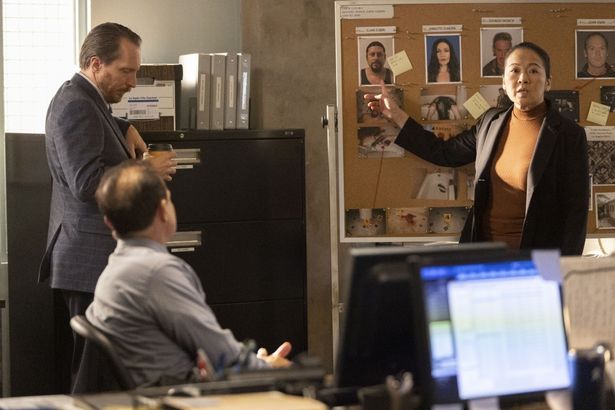 警察は、監視カメラの映像からノックスにたどり着く…