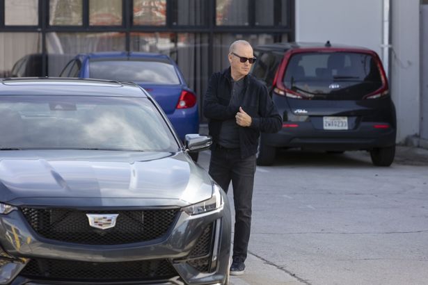 急速に記憶を失う病にかかる、超インテリヒットマンをマイケル・キートンが熱演