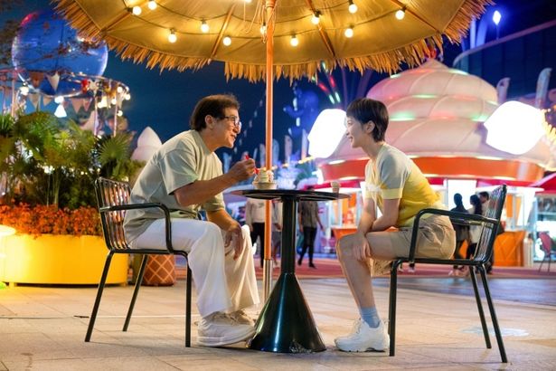 献身的なパンダの飼育員スー(シー・ツェ)に優しく語りかけるジャッキー・チェン