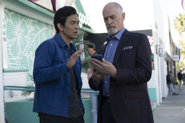 主人公カーティスを演じたジョン・チョウ(左)とカーティスの上司マーカスを演じたキース・キャラダイン(右)