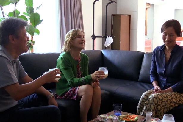 知人から紹介された奇妙なフランス人女性との距離感を測りかねる姿が自然なイ・ヘヨン(『旅人の必需品』)