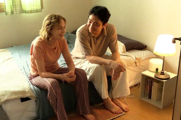 フランス人女性の居候先は若い韓国人男性のマンション(『旅人の必需品』)