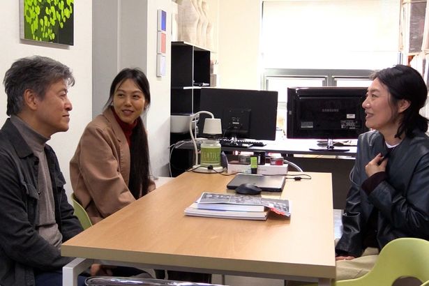 ヘヒョは、主人公の叔父であるシオンに扮している(『小川のほとりで』)