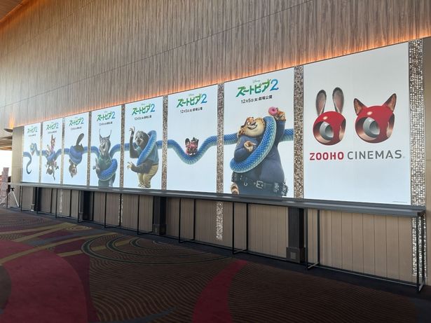  TOHOシネマズ 日比谷のロビー壁面には、ヘビのゲイリーに巻きつかれたキャラクターたちのロングポスターも！