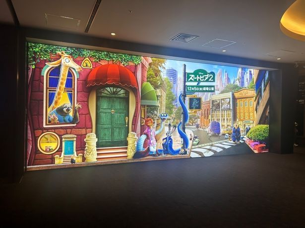 思わず立ち止まってしまう、発色が美しい迫力のロビーセンターライティングフレーム！(TOHOシネマズ 日比谷)