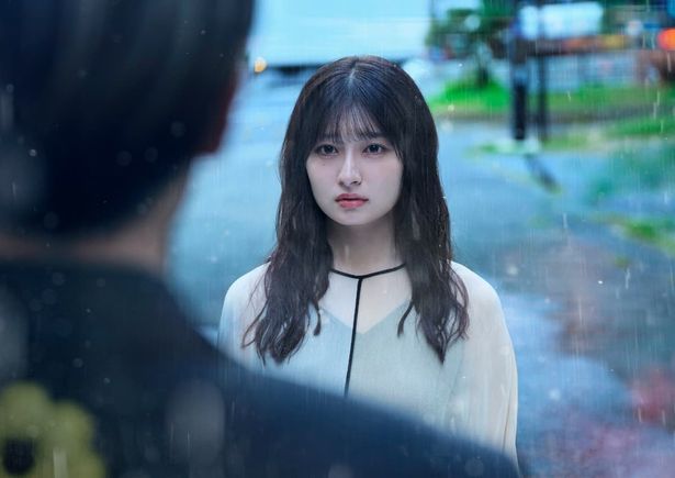 吉川愛演じる平凡な女子大生、東雲柚子は、鬼の一族の次期当主、玲夜に突然花嫁として見いだされることに…