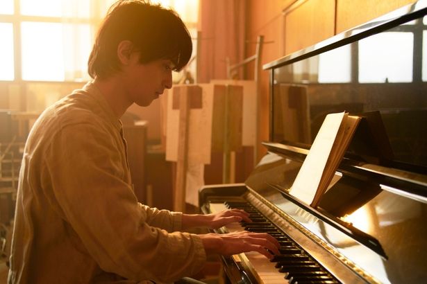 主人公の3人と同じ出来事を経験し、当時の後悔を胸に抱いたまま生きる青年を横浜が演じた『片思い世界』