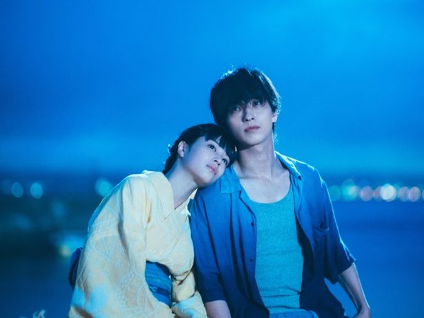 自然に囲まれた島で想い合う2人だが、それぞれの運命に翻弄されていく(『汝、星のごとく』)