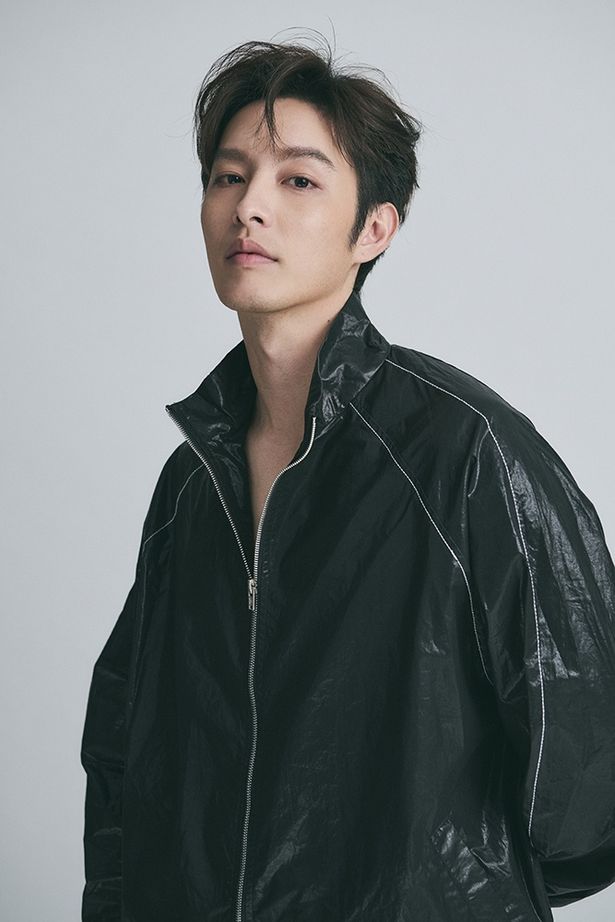 【写真を見る】フェンシングの試合中に対戦相手を刺殺し、少年刑務所で服役していた兄ジーハンを演じたツァオ・ヨウニン