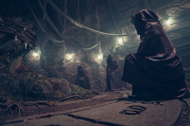 カルト集団の怪しい儀式の様子