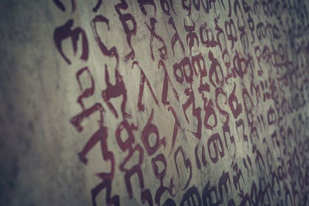 呪われた家に隠された不気味な古代文字