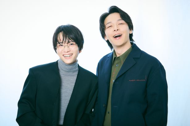 【写真を見る】板垣李光人＆中村倫也の自然体でやわらかな笑顔を撮りおろし！