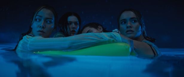 久しぶりの実家で友人たちとパーティ！…のはずが、トンデモない惨劇の幕が上がる