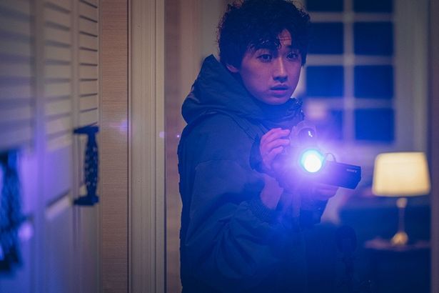 バウとシャロンをサポートする情報取集係のキム