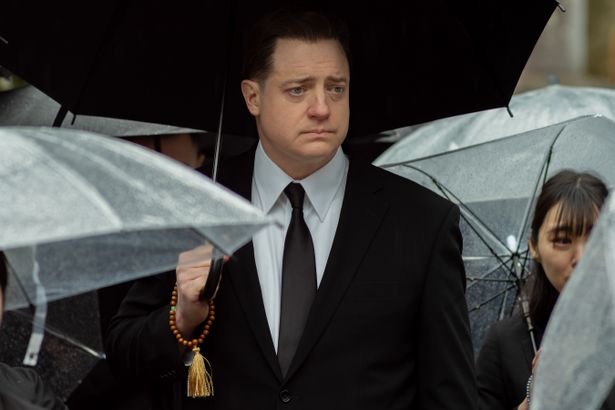 礼服に身を包み、どこか不安げな表情を浮かべるフィリップ