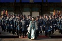 多くの兵士を引き連れ、先陣を切るミシル