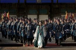 多くの兵士を引き連れ、先陣を切るミシル