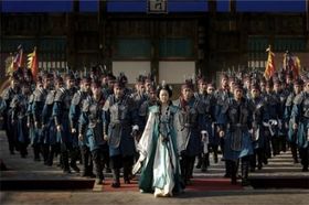 多くの兵士を引き連れ、先陣を切るミシル