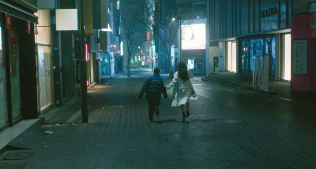 人気のない明洞ではしゃぐ2人