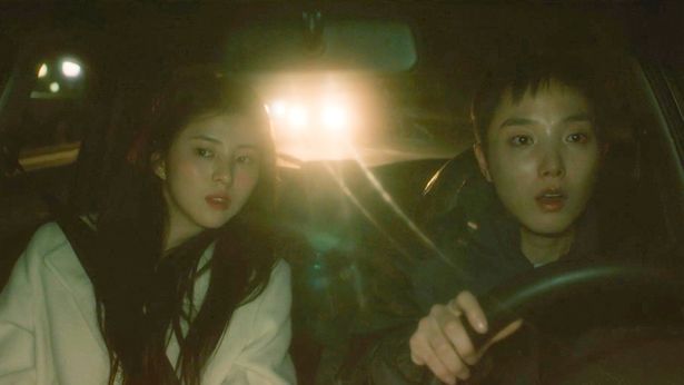 ソルとスアンは、明洞に向けて夜道を走る