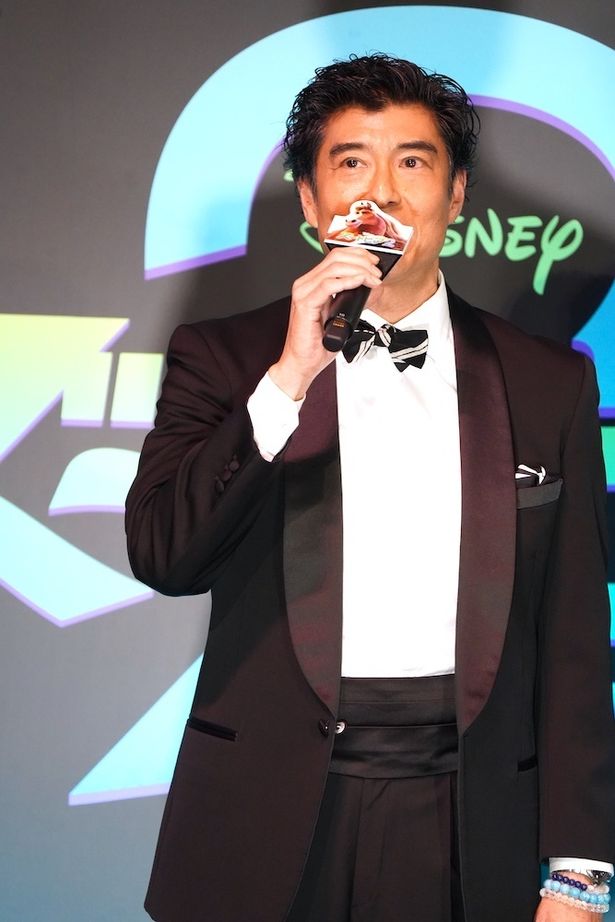 俳優から政治家に転身しカリスマ性で人々を魅了する馬の市長、ウィンドダンサー役の高嶋政宏