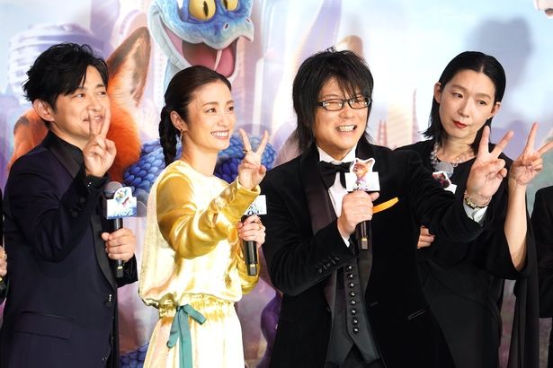 上戸＆森川の「この冬は」のかけ声で会場と共演者が「ズートピア２」と続きキャノン砲が発射した