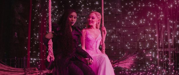 【写真を見る】エルファバとグリンダの絆や物語の一端を写した場面写真か