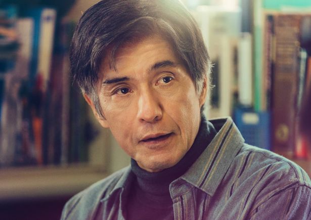 佐藤浩市が信介の父である富久隆治を演じる