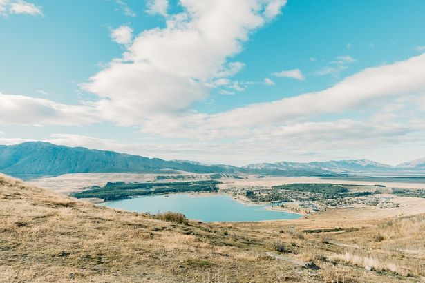 【写真を見る】世界一美しい星空が見られると人気！ニュージーランドのテカポ湖