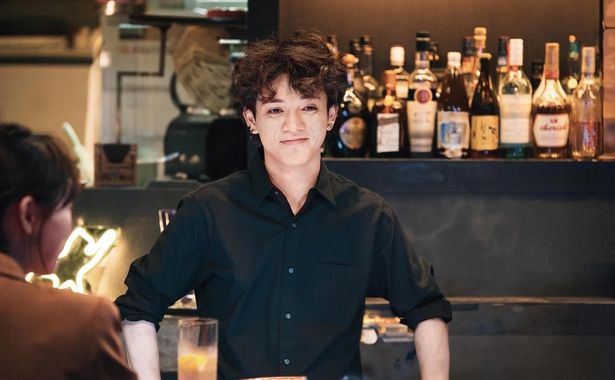 亜子の行きつけの店の店長、雄介(宮近海斗)