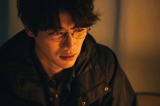 二重生活に戸惑いながらも、明るく真っ直ぐな亜子に惹かれていく涼