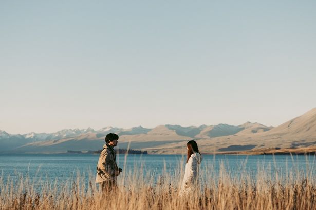 喪失感に苦しみながらも前を向き、2人は歩いていく